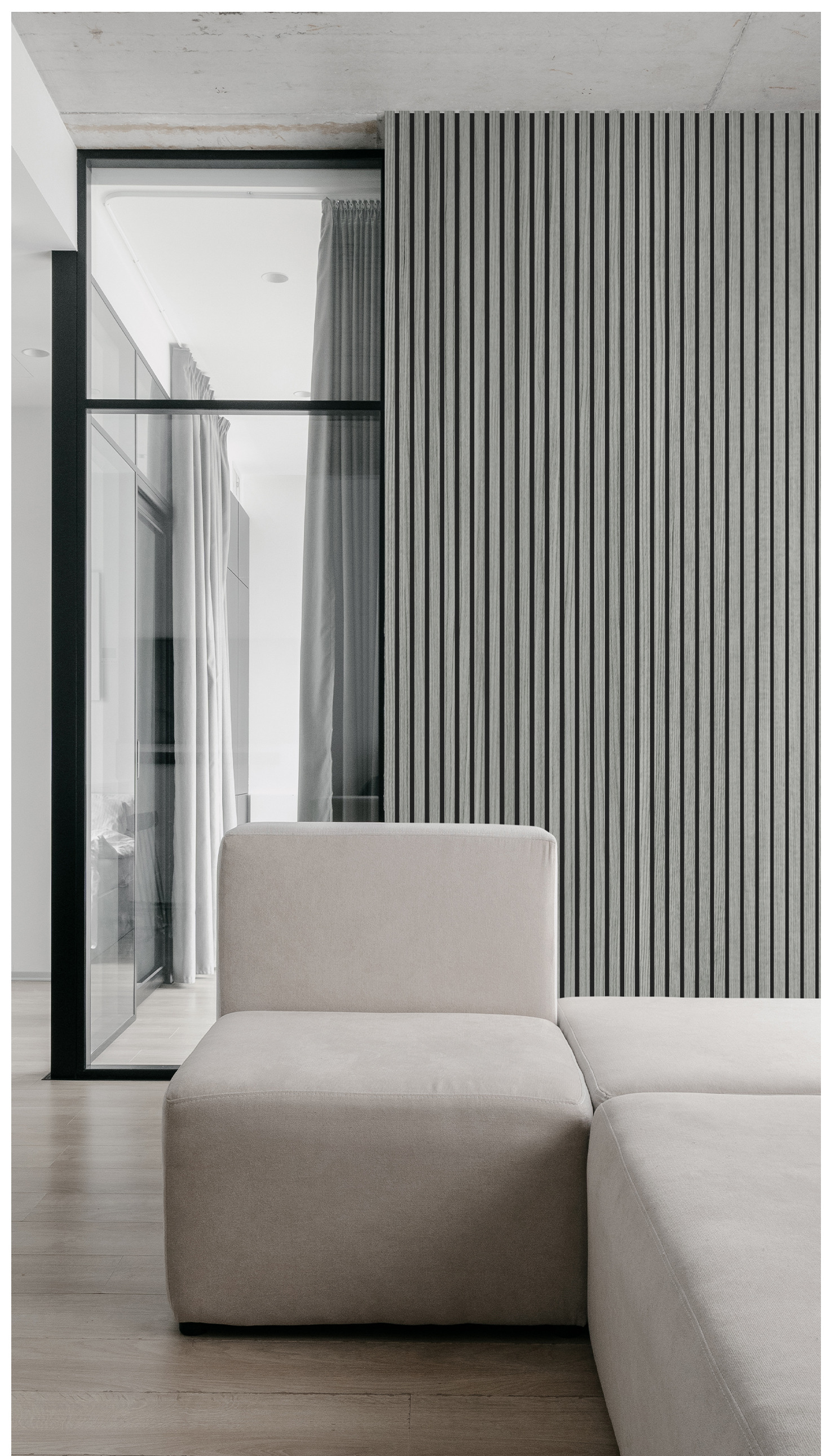 VENEER Grey akusztikus falburkolat egy világos nappaliban
