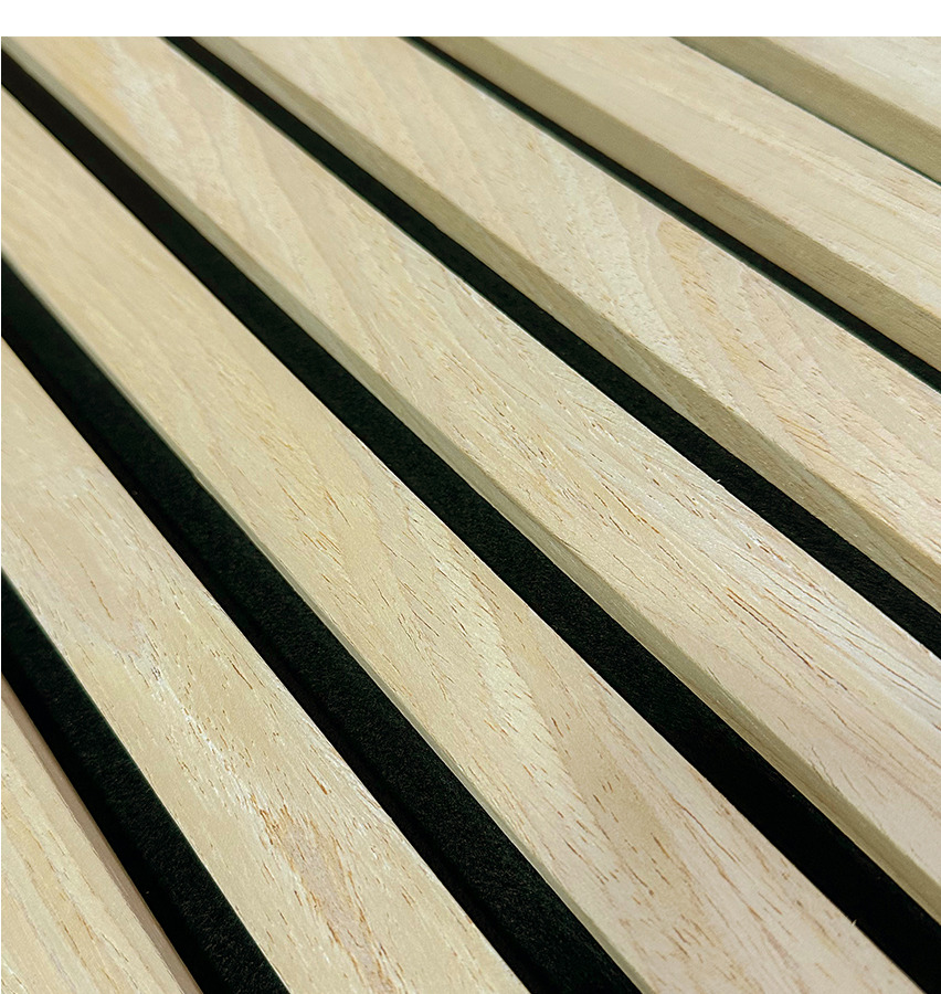 A VENEER Light Oak burkolat lamelláinak és fekete akusztikus textíliájának részlete