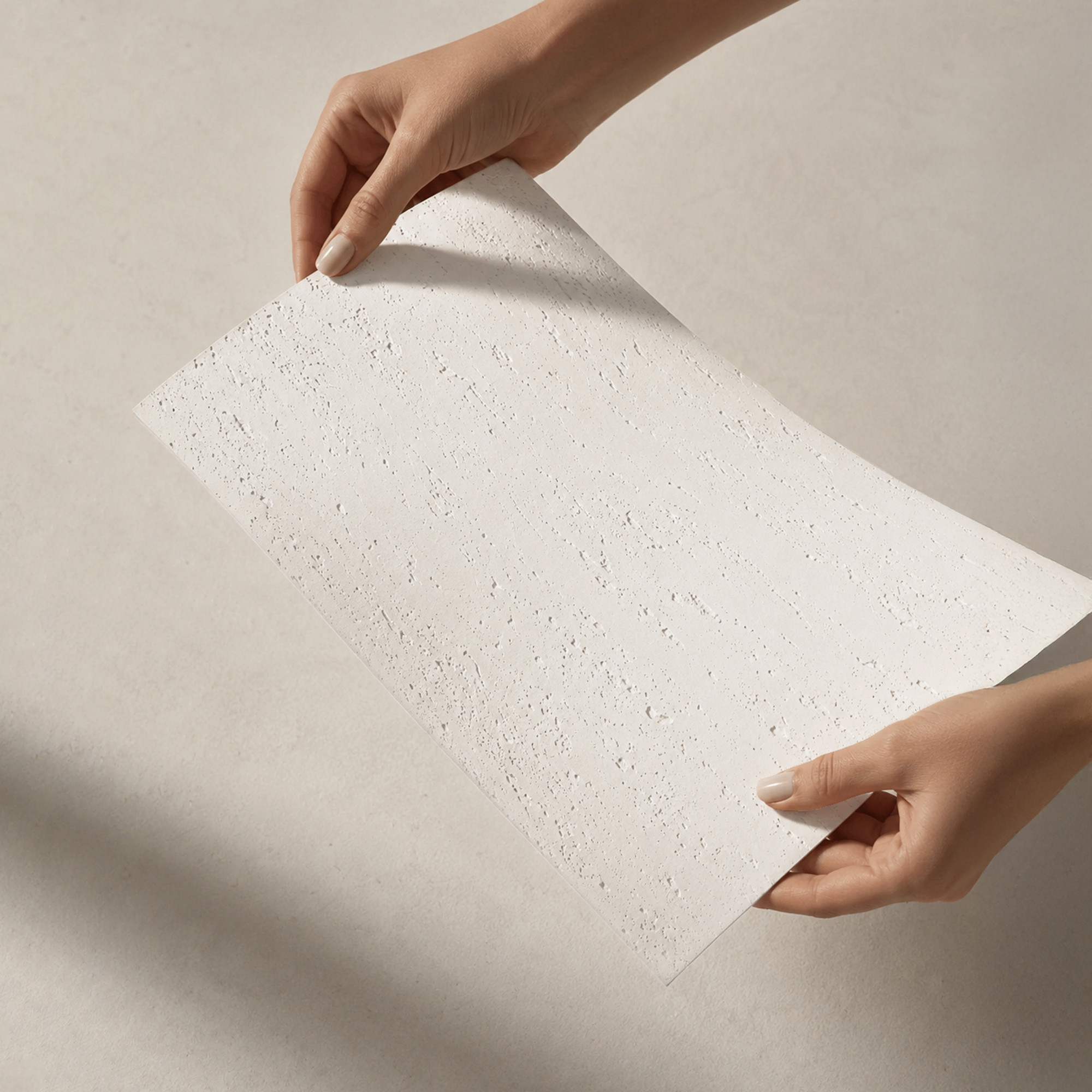 A Flexible Stone Travertino felületének részlete kézben tartva