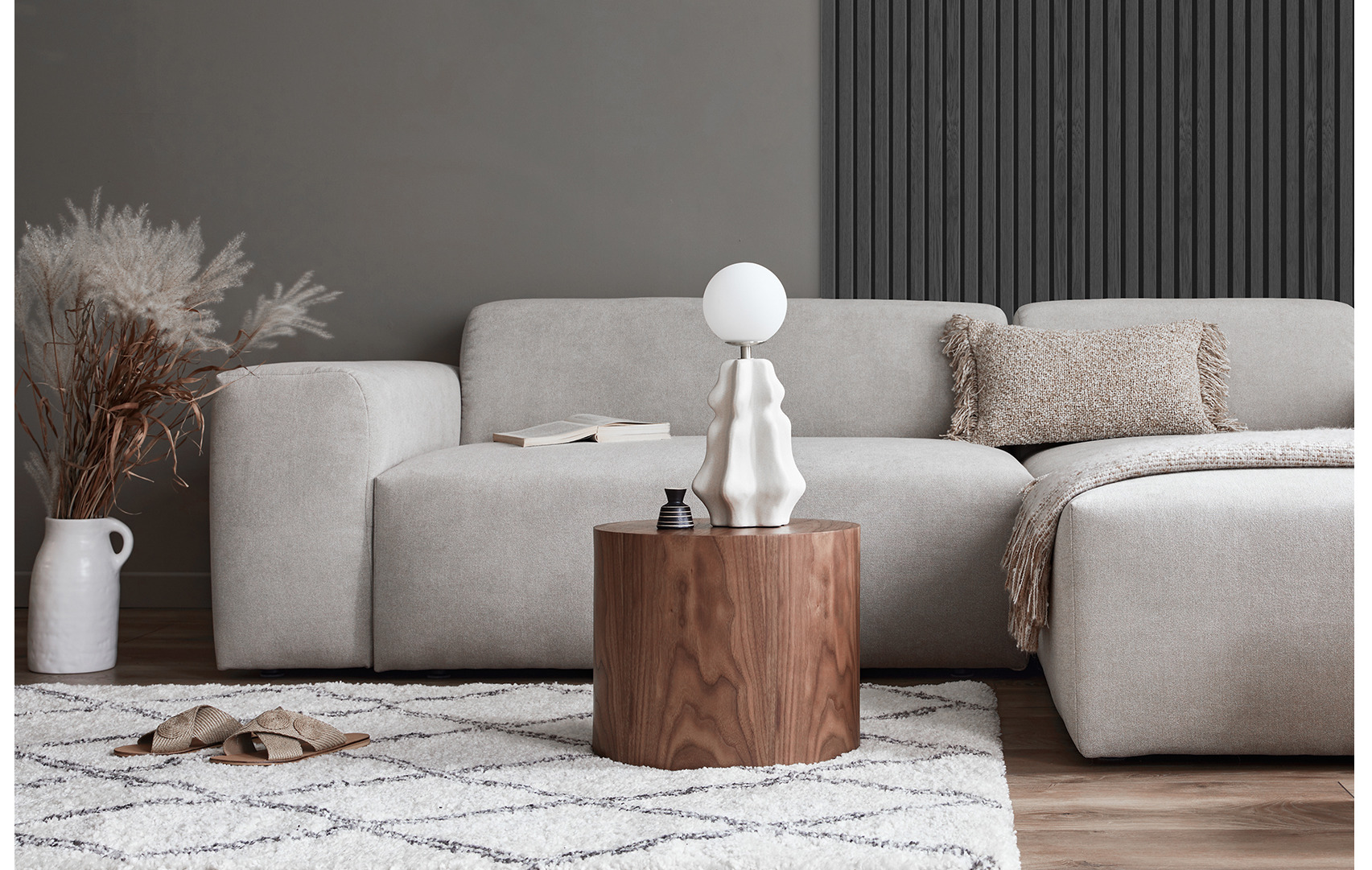 VENEER Graphite akusztikus falburkolat a kanapé mögött