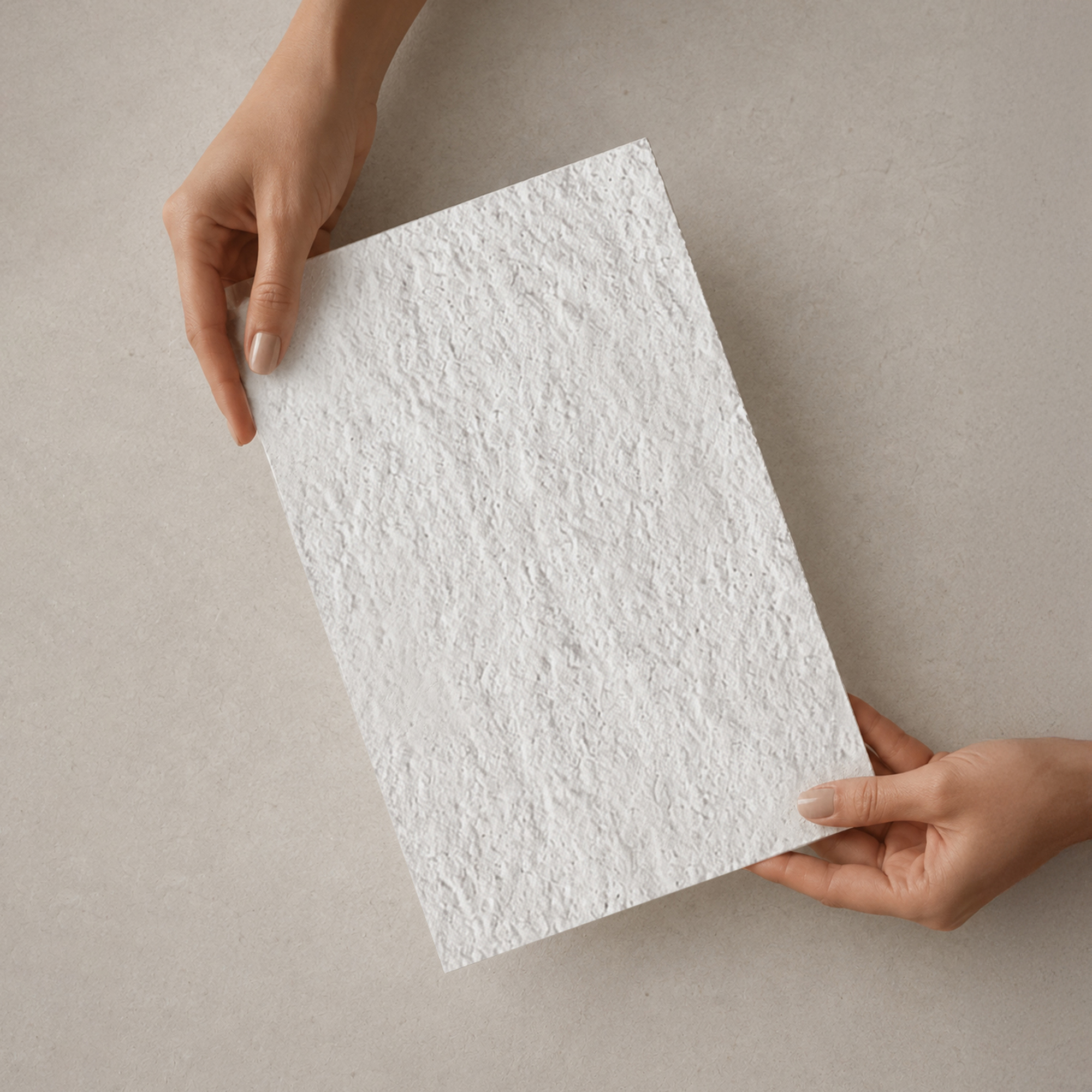 A Flexible Stone Sabbia felületének részlete kézben tartva