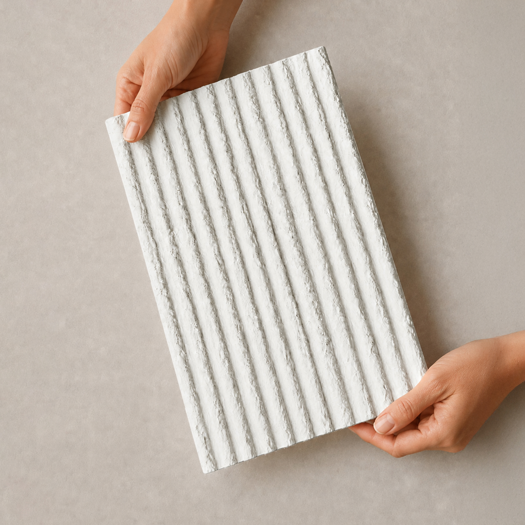 A Flexible Stone Onda felületének részlete kézben tartva