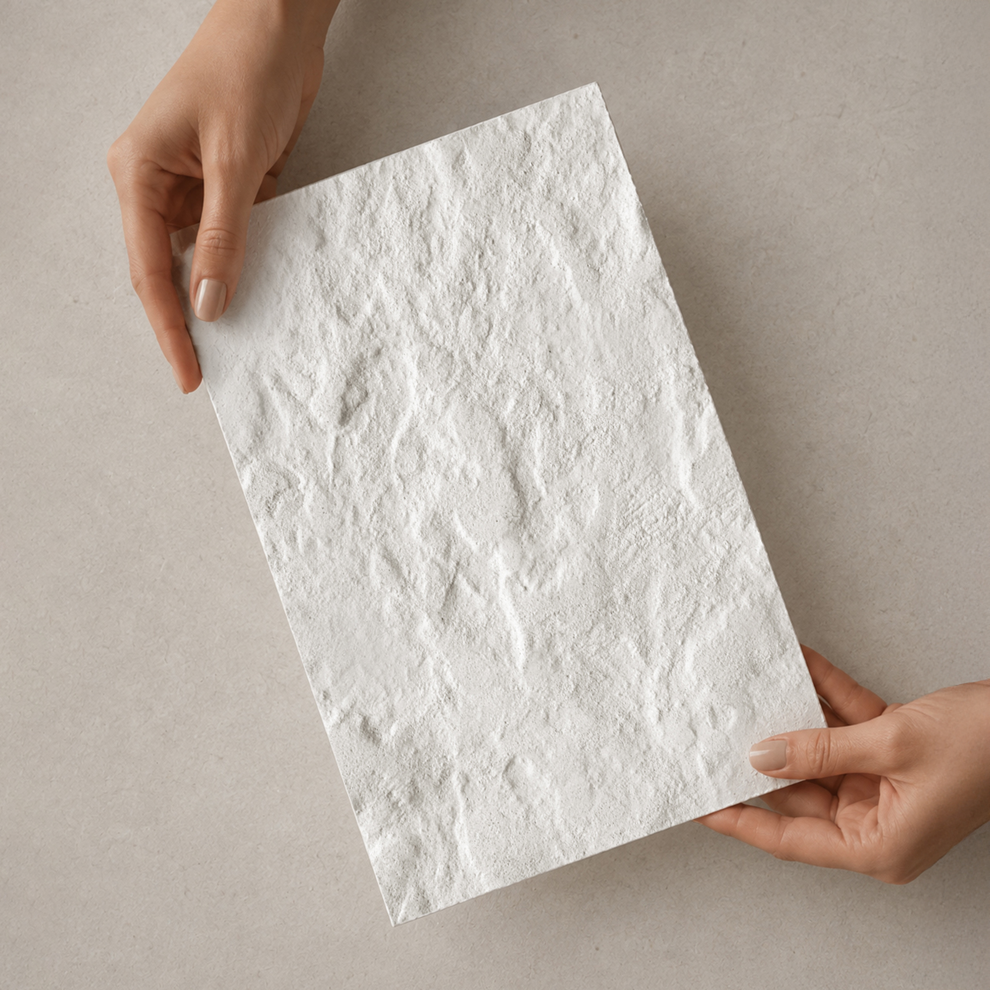 A Flexible Stone Roccia felületének részlete kézben tartva